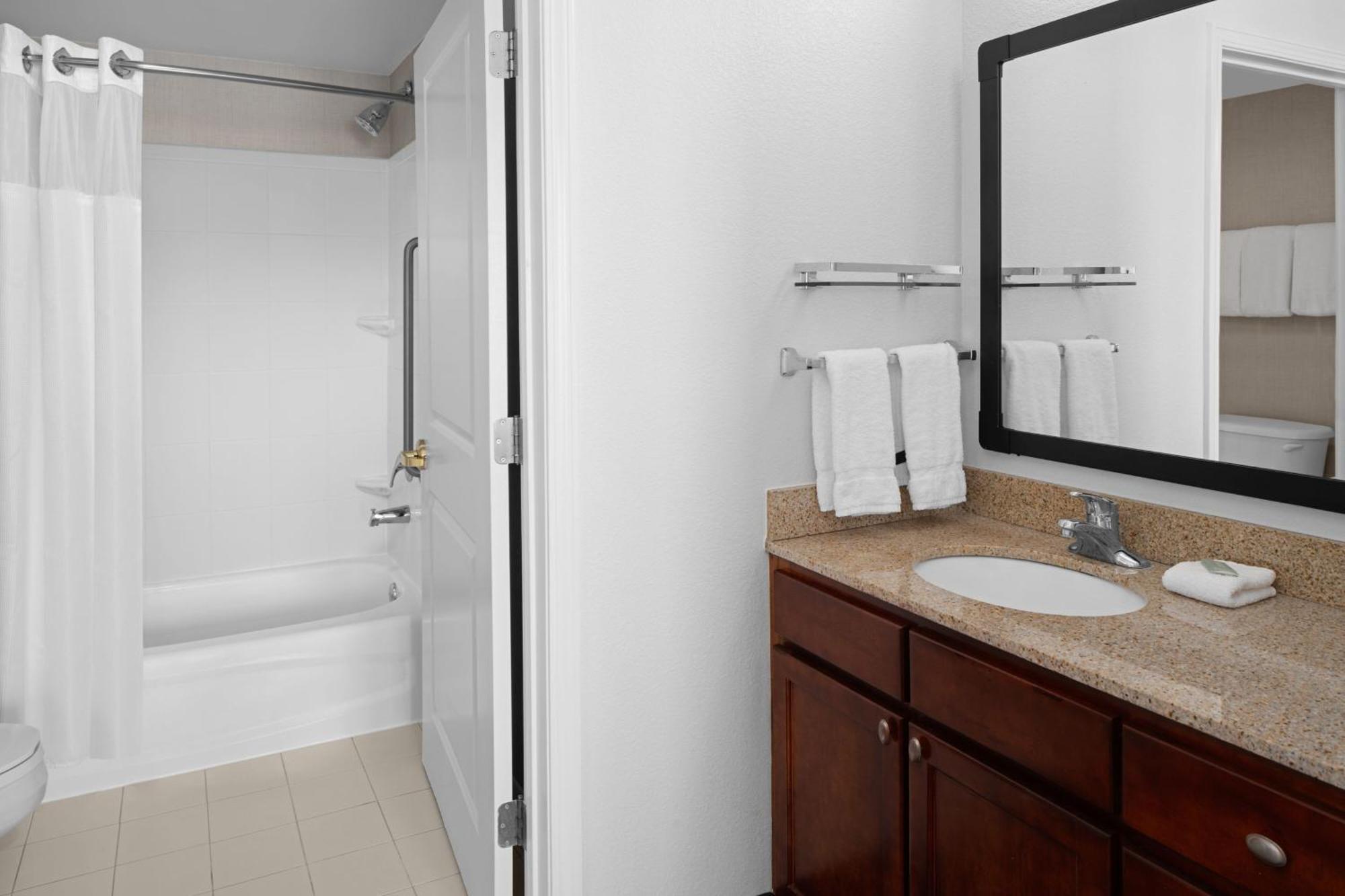Residence Inn Long Island Holtsville Екстер'єр фото